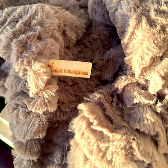 NWOT!! Faux Fur Super Soft Neck Wrap/Scarf! - Picture 6 of 7